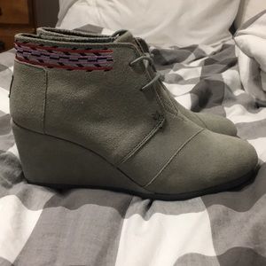 TOMS embroidered desert wedge booties NWT size 9